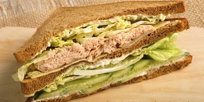 Сэндвич с запеченной горбушей и огурцом 140гр±20гр